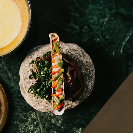 L'alpaga, A Beaumier Hotell